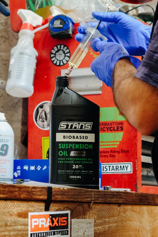 Stans Biobased Suspension Oil - 20WT 1L - The Lost Co. - Stans No Tubes - LC0013 - 847746066217 -